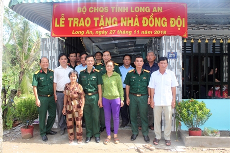 Bộ CHQS tỉnh Long An trao nhà đồng đội cho quân nhân có hoàn cảnh khó khăn