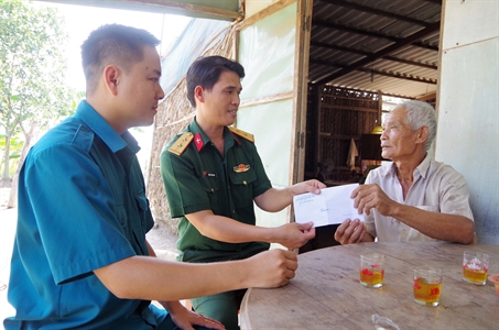 Trích lương giúp đỡ dân nghèo