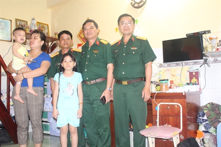 (QK7 Online) - Ngày 29 tháng 11, Bộ CHQS tỉnh Bà Rịa – Vũng Tàu thăm, tặng quà gia đình cán bộ công tác tại huyện Côn Đảo có hoàn cảnh khó khăn.