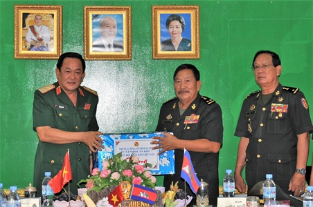 Đoàn cán bộ cấp cao Quân khu 7 thăm Trung tâm Huấn luyện Lục quân, Quân đội Hoàng gia Campuchia