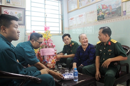 Ban Chỉ huy Quân sự Quận 4 thăm Mẹ Việt Nam Anh hùng