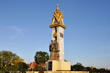 Đoàn cán bộ cấp cao Quân khu 7 viếng tượng Đài tưởng niệm Quân tình nguyện Việt Nam tại Thủ đô Phnômpênh - Campuchia