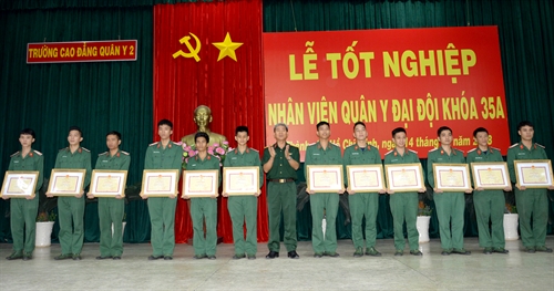 Trường Cao đẳng Quân y 2 tổ chức lễ tốt nghiệp cho hơn 300 nhân viên quân y đại đội