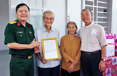 Bộ CHQS tỉnh Bình Thuận và Giáo xứ Tân Lý phối hợp trao nhà đoàn kết