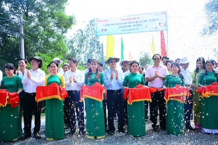 Nguyên Chủ tịch nước Trương Tấn Sang dự khánh thành cầu nông thôn tại biên giới Long An