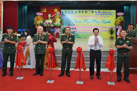 Khai mạc Triển lãm ảnh “Thắm mãi màu xanh”