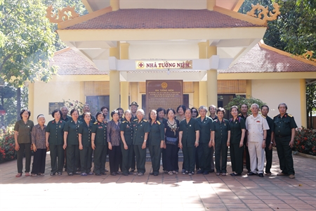 Ban Liên lạc truyền thống Quân y Miền B2 dâng hương viếng liệt sĩ tại Nhà Tưởng niệm