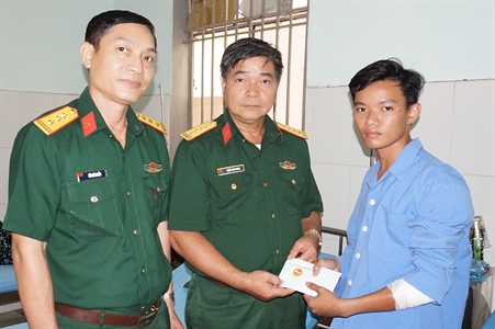 Quân khu 7 thăm, tặng quà hai dân quân bắt trộm bị thương