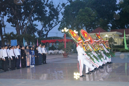 Lãnh đạo tỉnh Tây Ninh viếng Nghĩa trang liệt sĩ nhân kỷ niệm 74 năm ngày thành lập Quân đội nhân dân Việt Nam