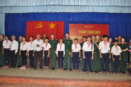 Bộ Tư lệnh Quân khu 7 về nguồn tại xã Bình Hòa Nam, huyện Đức Huệ, tỉnh Long An