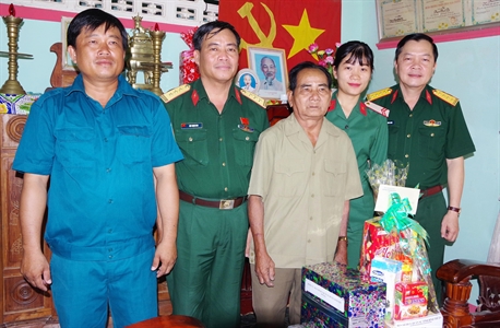 Bộ CHQS tỉnh Bình Thuận thăm, tặng quà gia đình chính sách