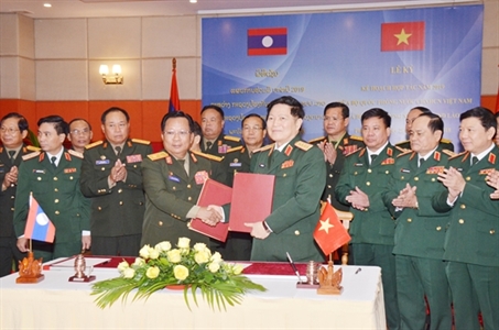 Làm sâu sắc hơn quan hệ quốc phòng Việt Nam-Lào