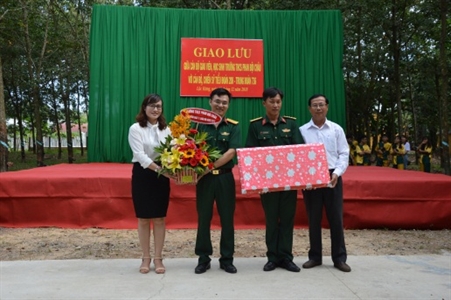 Trường Trung học cơ sở Phan Bội Châu, thăm giao lưu với Tiểu đoàn 208, tỉnh Bình Phước