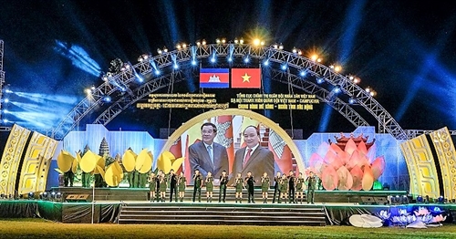 LLVT Quân khu 7 chiến đấu bảo vệ biên giới Tây Nam Tổ quốc – 40 năm nhìn lại 
Bài 1: “Kẻ thù buộc ta ôm cây súng”