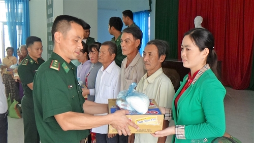 Đồn Biên phòng Bình Hiệp thăm, tặng  quà dân nghèo biên giới tỉnh Long An