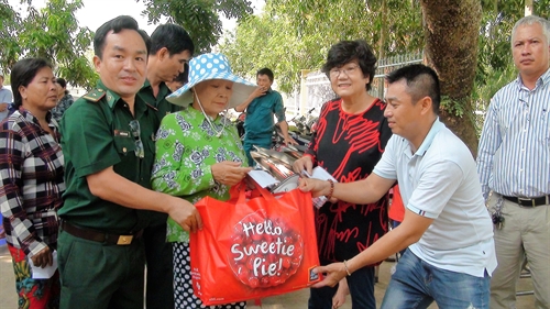Bộ đội Biên phòng tỉnh Long An khám bệnh, tặng quà cho dân nghèo biên giới