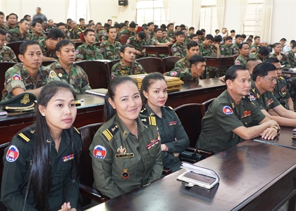 135 học viên Bộ tư lệnh Cảnh vệ, Bộ tư lệnh Hiến binh Quân đội Hoàng gia Campuchia hoàn thành khóa tập huấn quân sự