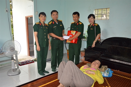 Bộ CHQS tỉnh BR-VT: Thăm, tặng quà cán bộ, chiến sĩ và thân nhân bệnh hiểm nghèo