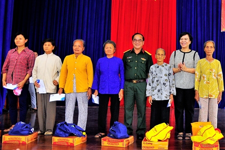 Bộ Tư lệnh Thành phố khám bệnh, phát thuốc, tặng quà cho Mẹ VNAH, gia đình chính sách, hộ nghèo tại Long An