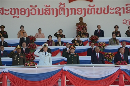 Đại tướng Ngô Xuân Lịch dự Lễ kỷ niệm 70 năm Ngày thành lập Quân đội nhân dân Lào tại Vientiane