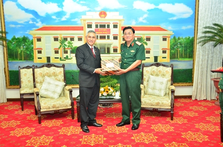 Tổng Lãnh sự Indonesia thăm Quân khu 7