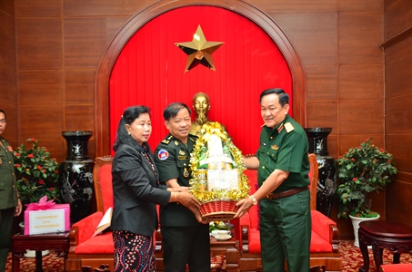 Các đoàn Quân đội Hoàng gia Campuchia chúc Tết Bộ Tư lệnh Quân khu 7