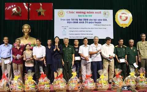 Hội Cựu chiến binh thành phố trao quà Tết cho hội viên diện chính sách