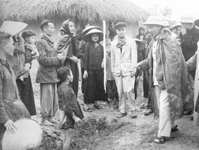 “Đồng bào các dân tộc và cán bộ, chiến sĩ Việt Bắc đã luôn luôn nêu cao truyền thống đoàn kết, trung dũng của khu căn cứ cách mạng”