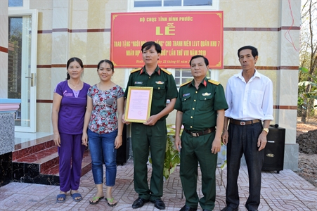 Bộ CHQS tỉnh và Tỉnh đoàn Bình Phước trao tặng “Ngôi nhà 100 đồng”