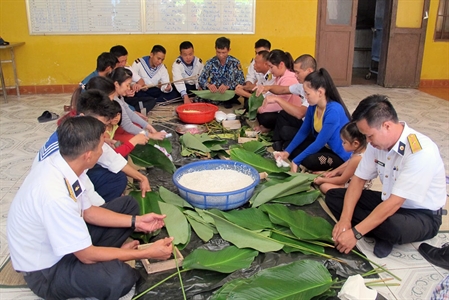 Bánh chưng gói bằng lá bàng vuông ở Trường Sa