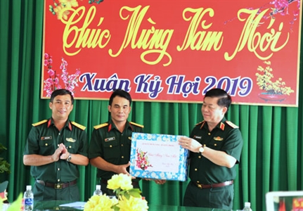 Thượng tướng Nguyễn Trọng Nghĩa kiểm tra và chúc tết tại Trung đoàn 3 (Sư đoàn 9, Quân đoàn 4)