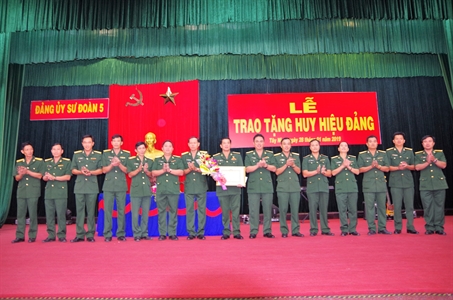 Đảng ủy Sư đoàn 5 trao Huy hiệu  30 năm tuổi Đảng
