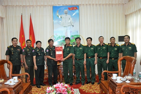 Cục Phát triển Campuchia chúc tết Bộ CHQS tỉnh Tây Ninh