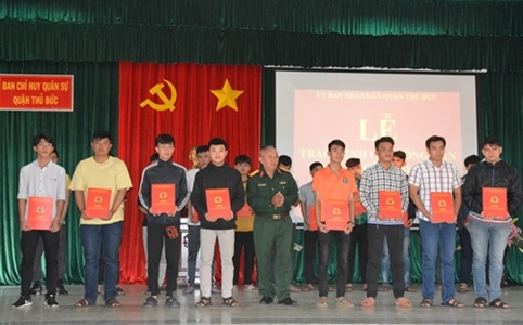 Quận Thủ Đức trao lệnh gọi công dân nhập ngũ năm 2019