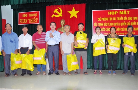 Thành phố Phan Thiết (Bình Thuận) gặp mặt, tặng quà tết chủ tàu thuyền