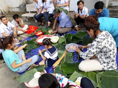 Bệnh viện Quân dân y miền Đông thi gói bánh chưng, bánh tét