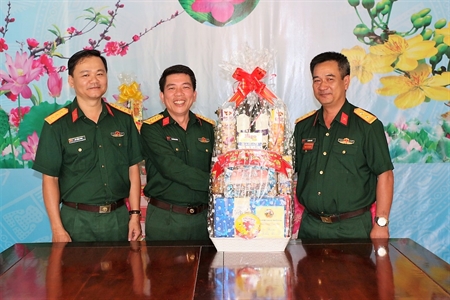 Lãnh đạo Bộ CHQS tỉnh Đồng Nai: Thăm tặng quà tết cán bộ chiến sĩ trên núi Chứa Chan