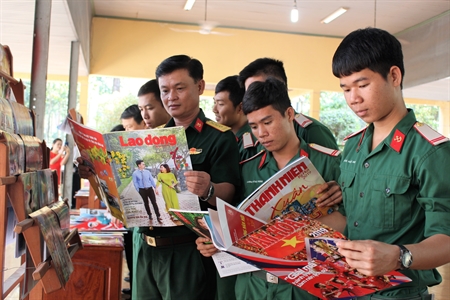 Triển lãm sách, báo mừng Đảng, mừng Xuân mới