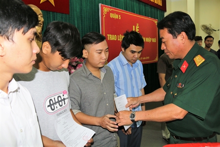 Quận 5 trao lệnh gọi công dân nhập ngũ 2019