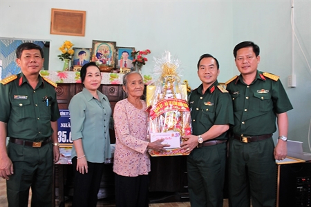 Ấm áp tình đoàn kết quân dân trong mùa xuân mới