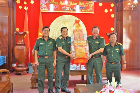 Trung tướng Võ Minh Lương, Tư lệnh Quân khu 7 chúc Tết Sư đoàn 302 và Sư đoàn 317