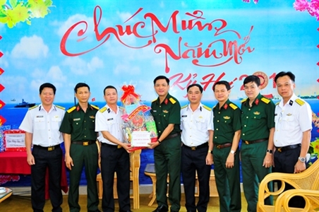 Đoàn đại biểu TP.HCM thăm, chúc tết các đơn vị Vùng 4 Hải quân