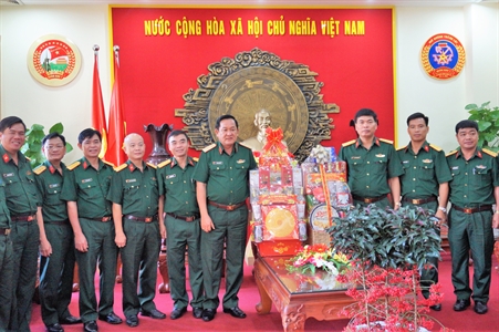 Trung tướng Võ Minh Lương, Tư lệnh Quân khu 7 chúc tết các Lữ đoàn binh chủng