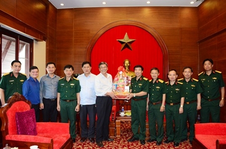 Tạp chí Cộng sản và Tập đoàn Công nghiệp Cao su Việt Nam chúc Tết Quân khu 7