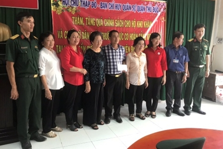 LLVT quận Thủ Đức phối hợp tặng quà Tết tại xã đảo Thạnh An, huyện Cần Giờ