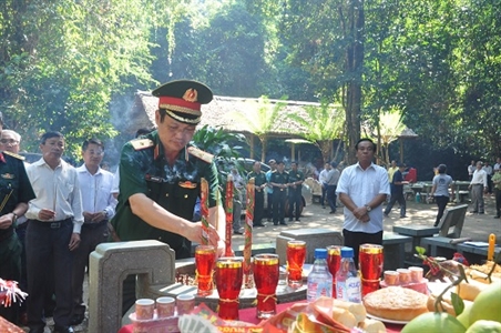 Thiếu tướng Nguyễn Văn Nam, Phó Tư lệnh QK dâng hương tưởng niệm tại căn cứ Chiến khu Đ