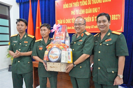 Thiếu tướng Du Trường Giang, Phó Tư lệnh Quân khu kiểm tra SSCĐ, chúc Tết tại Trung đoàn 271, Tiểu đoàn Đặc công 60