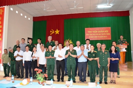 Thư viện Quân đội trao tặng sách cho Nhà truyền thống cơ quan Chính trị Quân khu 8.