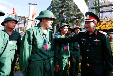 Thiếu tướng Trần Hữu Tài, Phó Chủ nhiệm chính trị QK dự lễ giao nhận quân tại TP Đà Lạt
