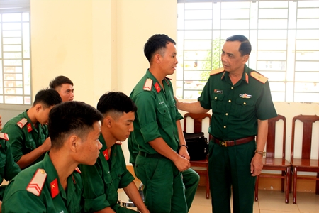 Thiếu tướng Nguyễn Minh Hoàng, Phó Chính ủy Quân khu 7 thăm, tặng quà đội K71 và K72